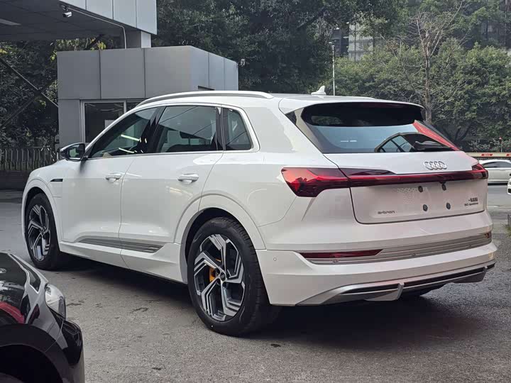 Фото 7 - Audi e-tron