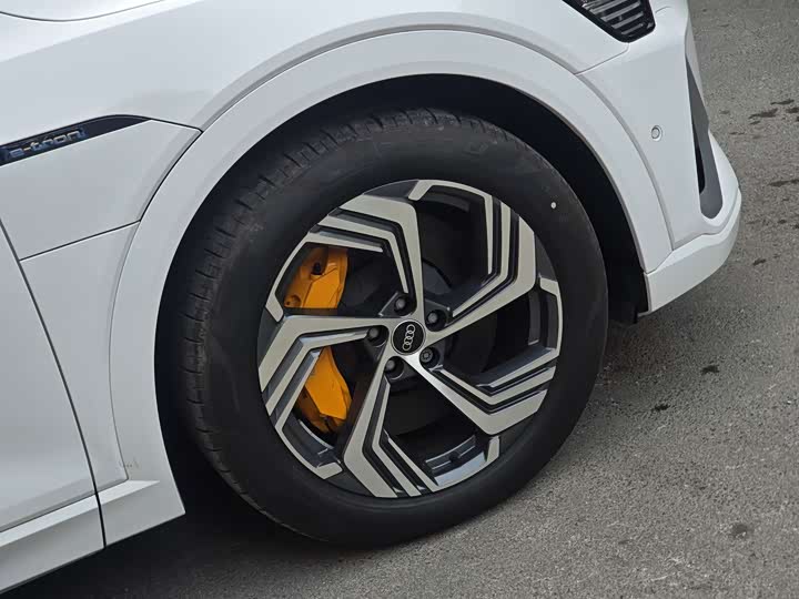 Фото 8 - Audi e-tron