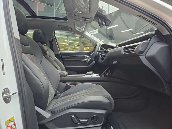 Фото 9 - Audi e-tron