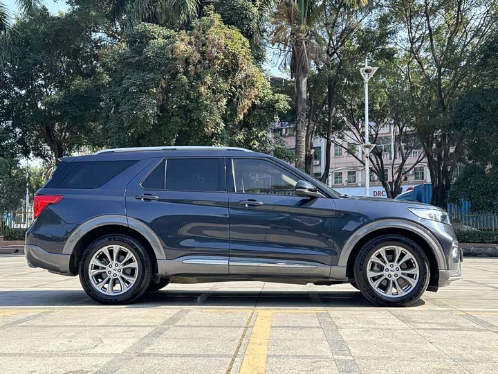 Фото 4 - Ford Explorer