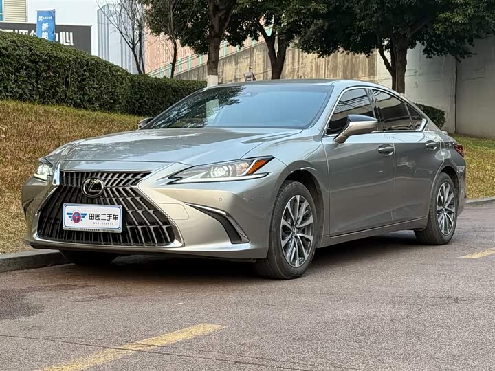 Фото 1 - Lexus ES