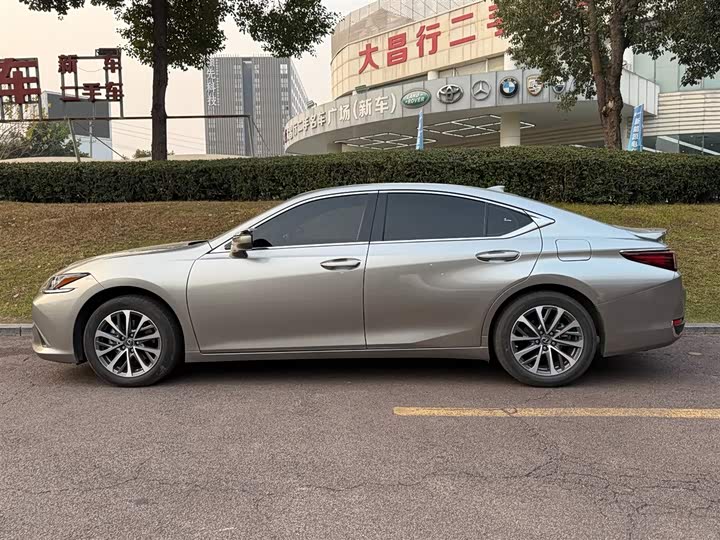 Фото 3 - Lexus ES