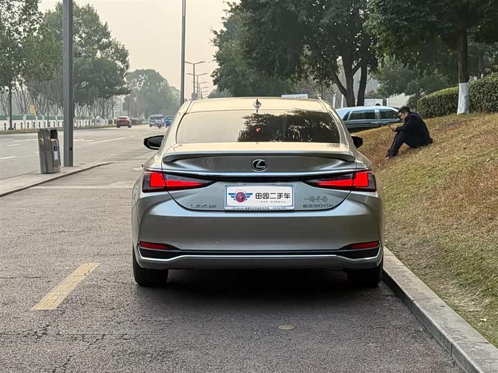 Фото 5 - Lexus ES