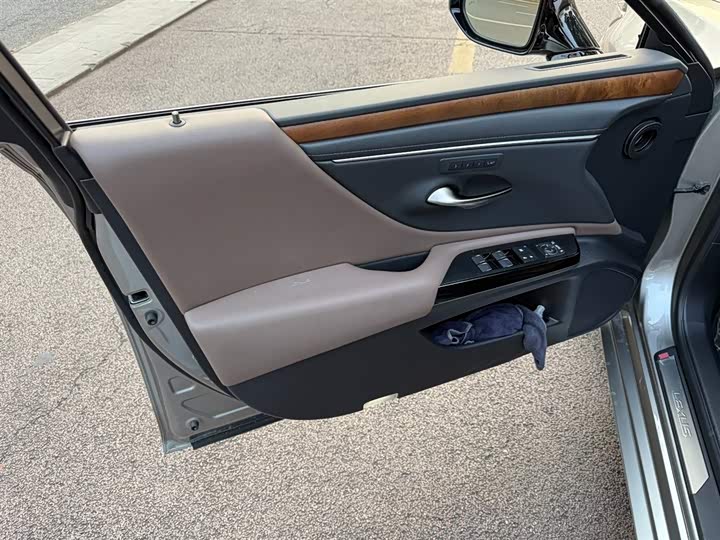 Фото 6 - Lexus ES