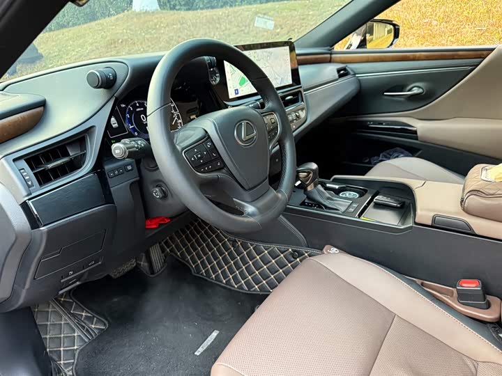 Фото 7 - Lexus ES