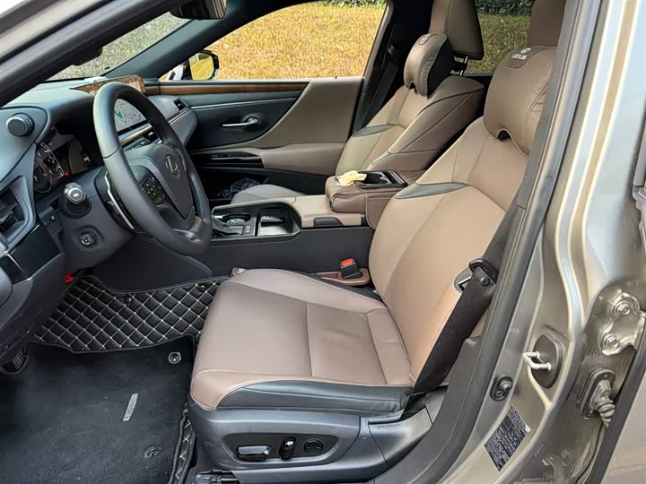 Фото 8 - Lexus ES