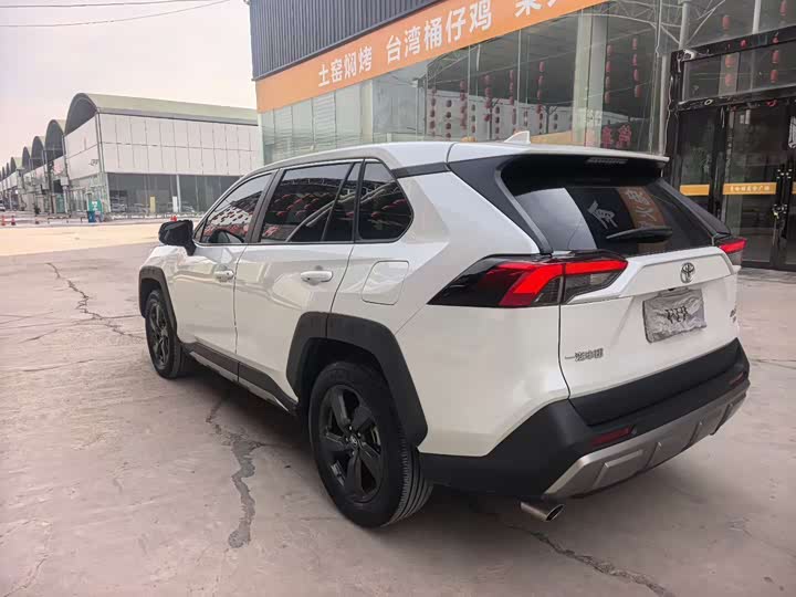 Фото 4 - Toyota RAV4