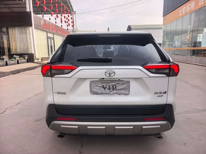 Фото 5 - Toyota RAV4