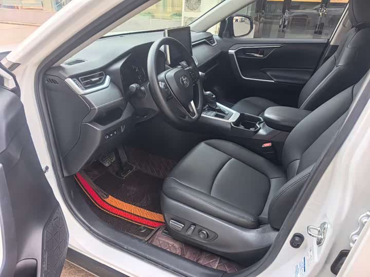 Фото 7 - Toyota RAV4