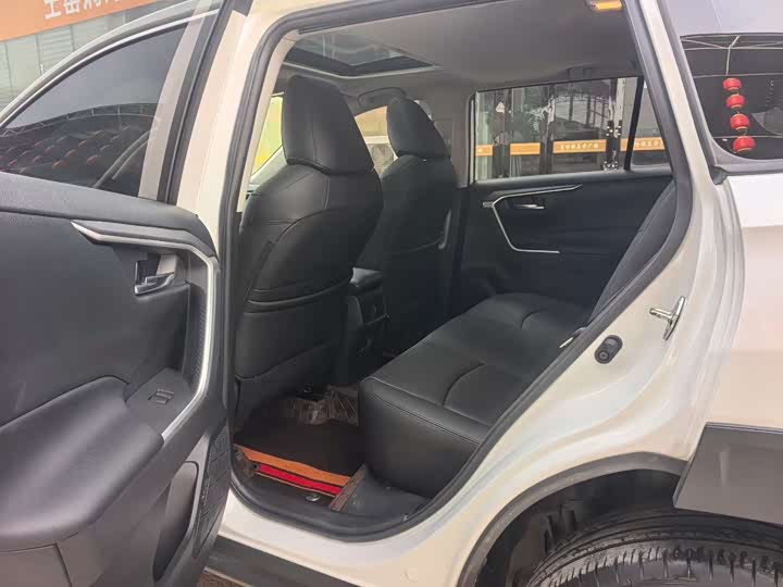 Фото 9 - Toyota RAV4