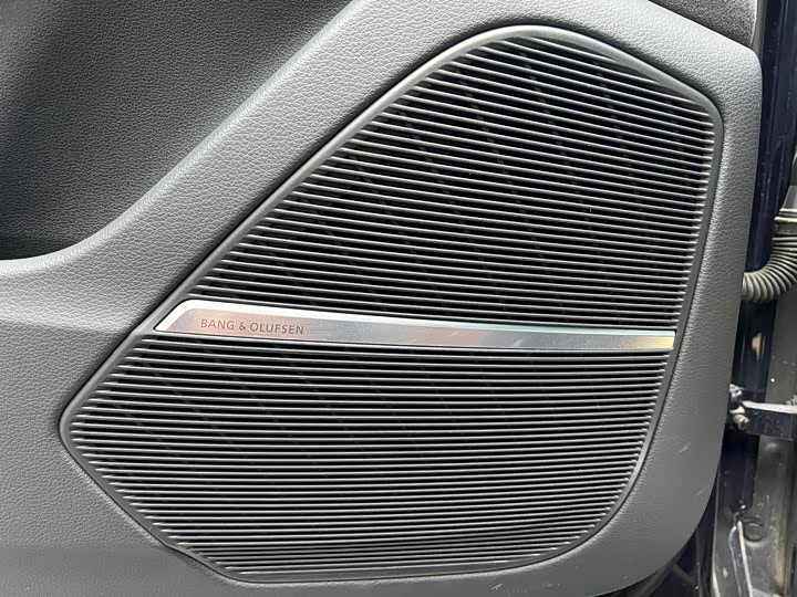 Фото 6 - Audi Q8