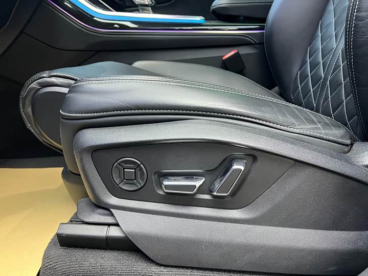 Фото 8 - Audi Q8