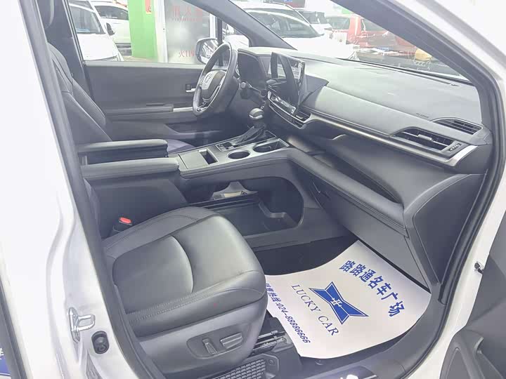 Фото 8 - Toyota Sienna