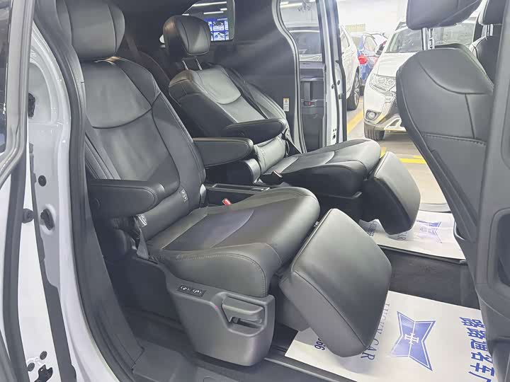 Фото 9 - Toyota Sienna