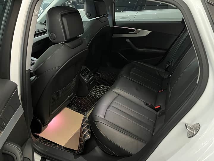 Фото 8 - Audi A4L