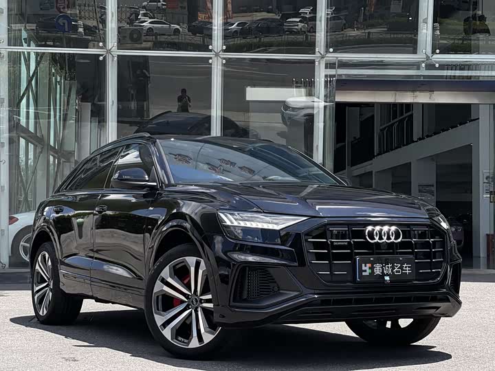 Фото 2 - Audi Q8