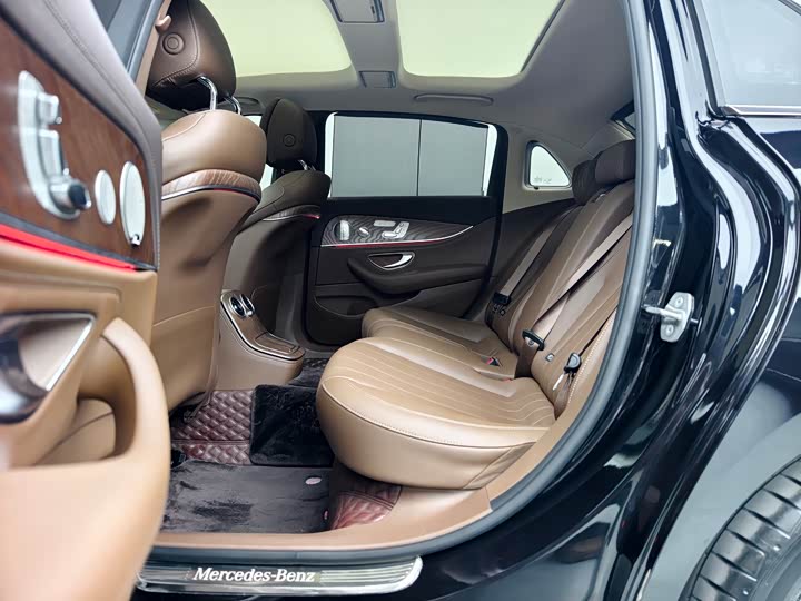 Фото 7 - Mercedes-Benz E-Class