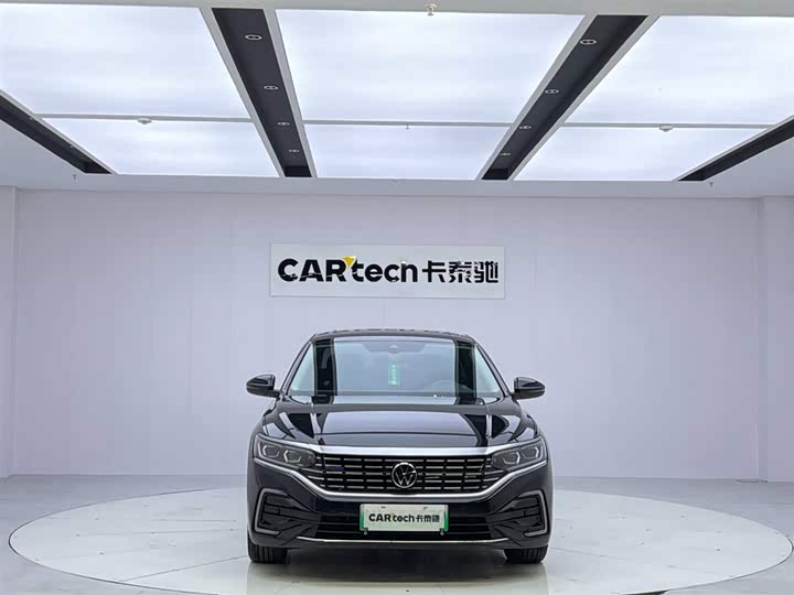 Фото 8 - Volkswagen Passat Hybrid