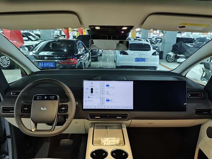 Фото 4 - LiXiang Mega