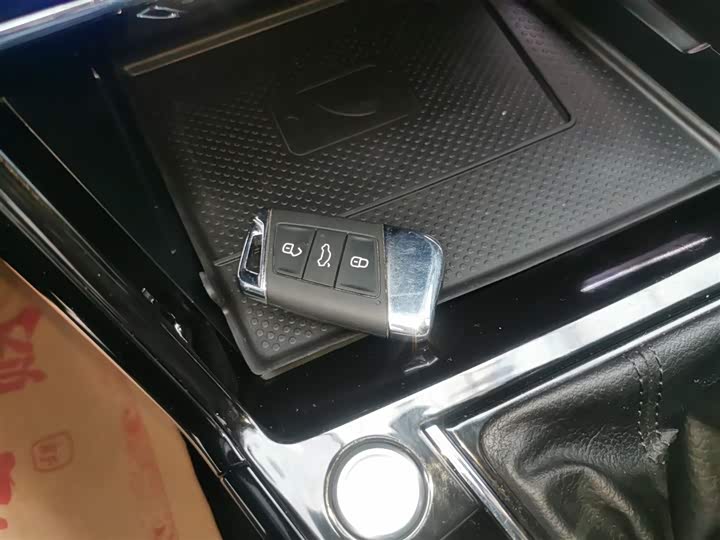 Фото 9 - Volkswagen Passat Hybrid