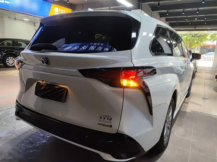 Фото 7 - Toyota Sienna