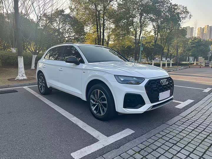 Фото 1 - Audi Q5L