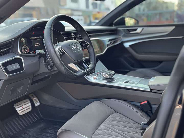 Фото 9 - Audi A7L