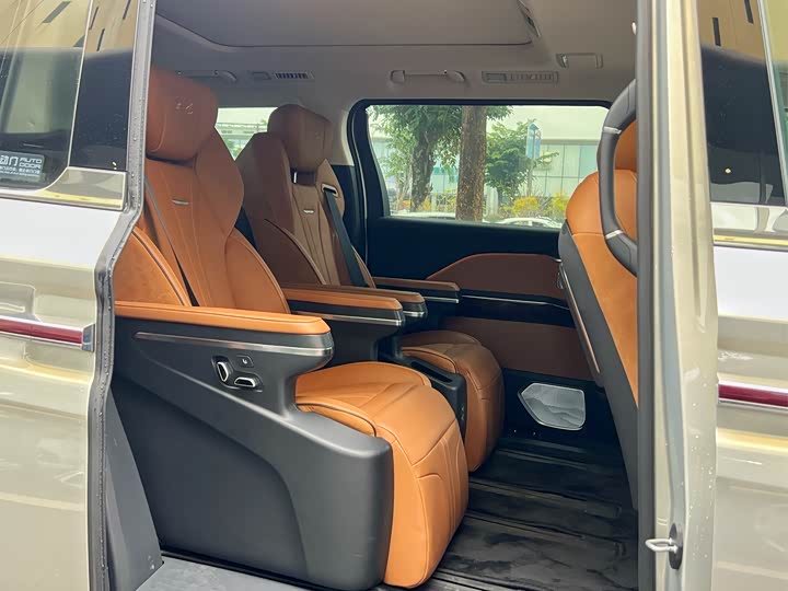 Фото 8 - Hongqi HQ9