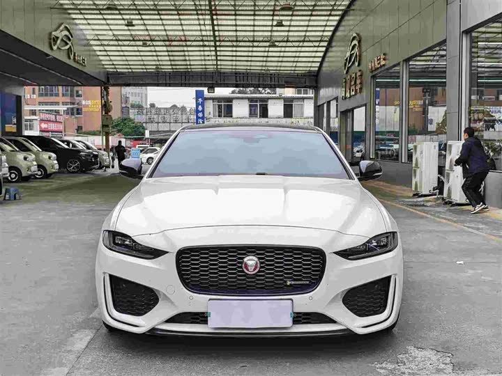 Фото 2 - Jaguar XE L