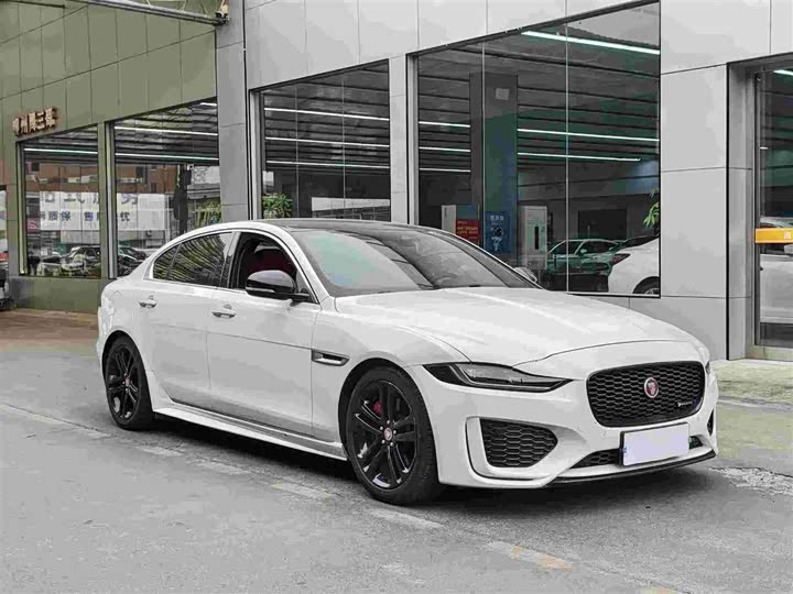 Фото 3 - Jaguar XE L