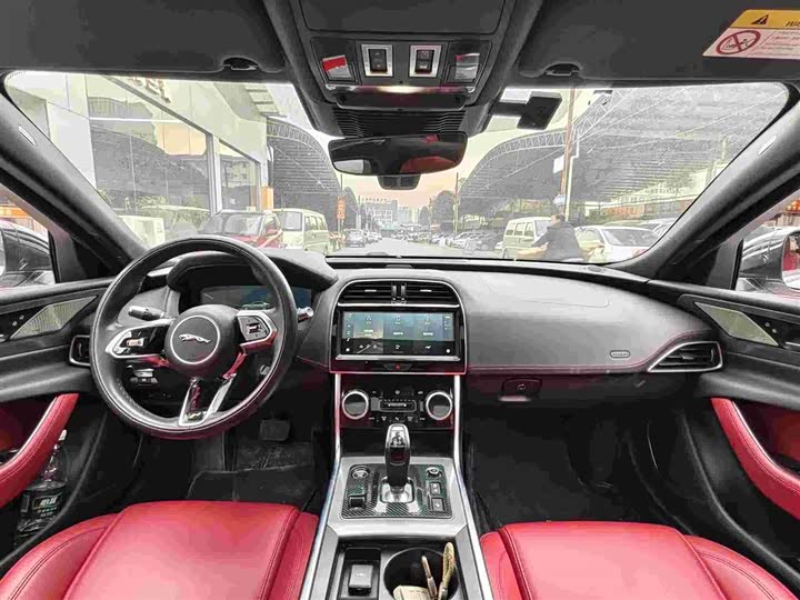 Фото 6 - Jaguar XE L