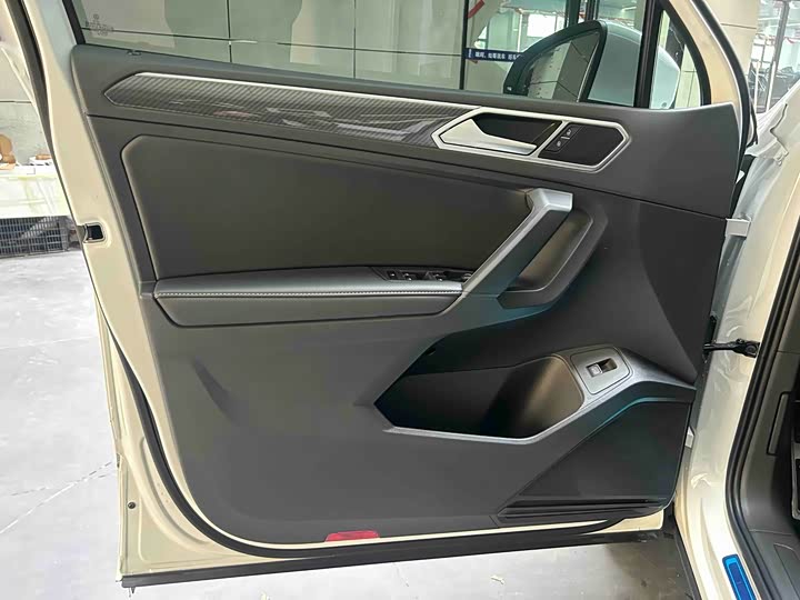 Фото 4 - Volkswagen Tiguan L Pro