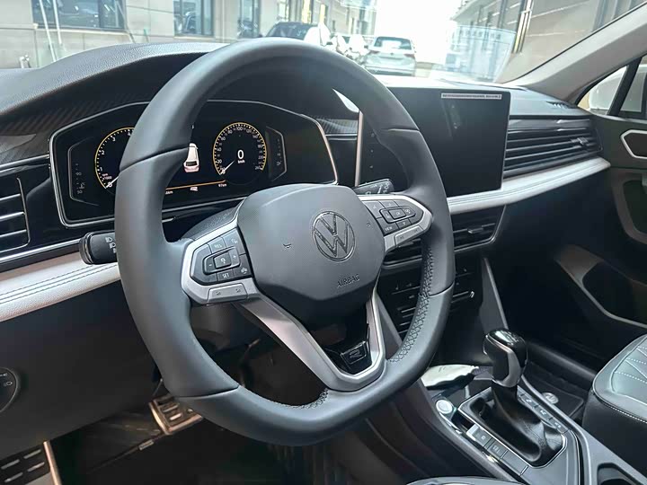 Фото 8 - Volkswagen Tiguan L Pro