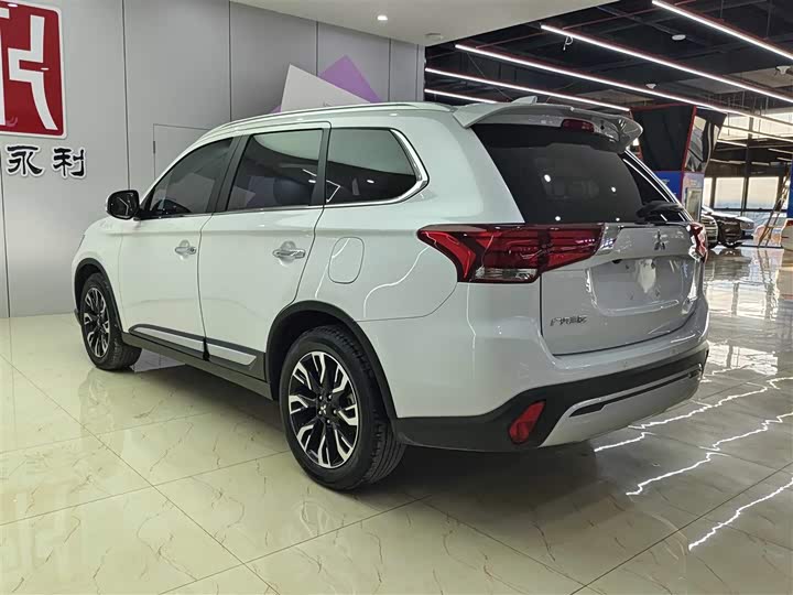 Фото 4 - Mitsubishi Outlander