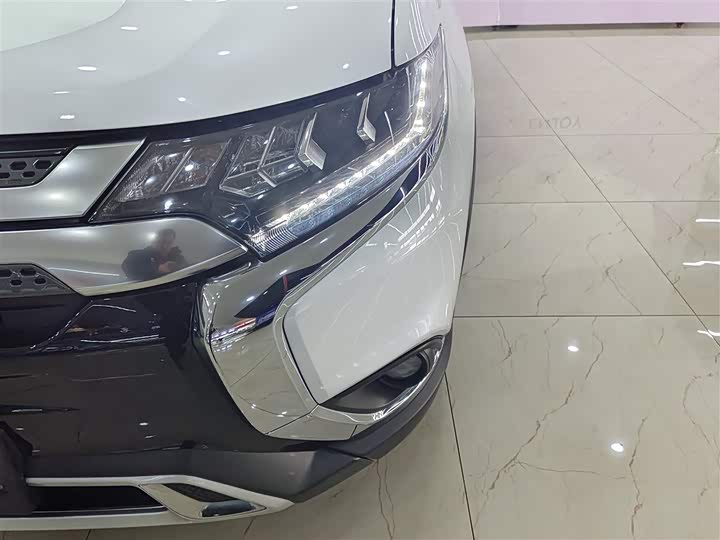 Фото 7 - Mitsubishi Outlander