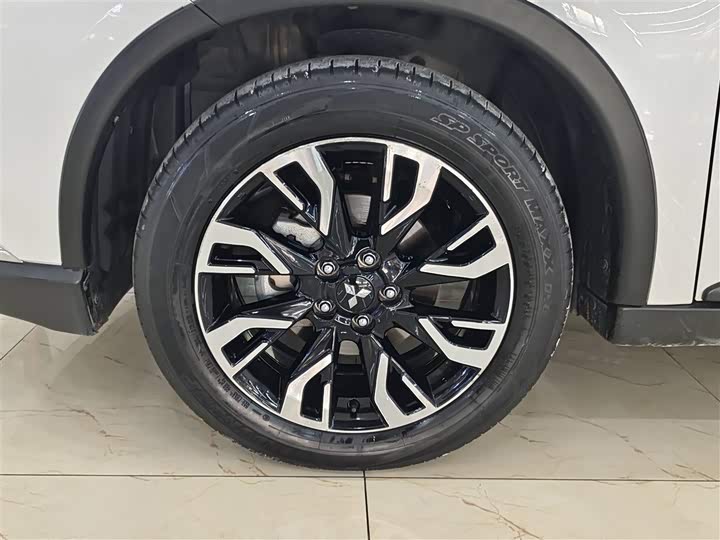 Фото 8 - Mitsubishi Outlander