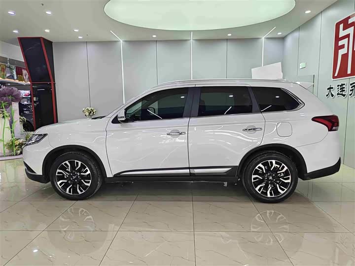 Фото 9 - Mitsubishi Outlander