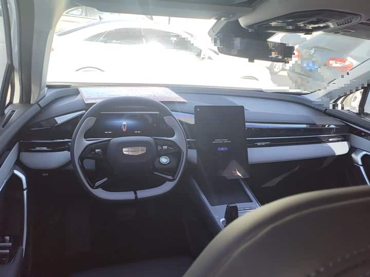 Фото 3 - Geely Atlas L