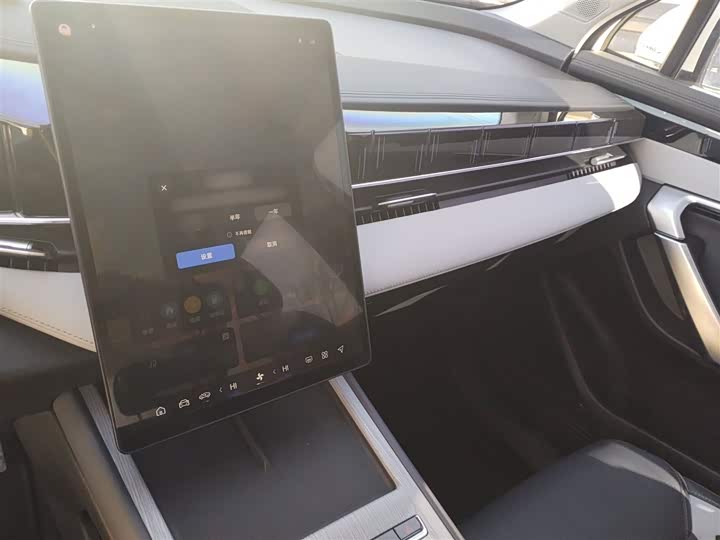 Фото 6 - Geely Atlas L