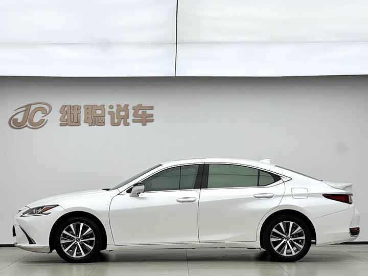 Фото 3 - Lexus ES