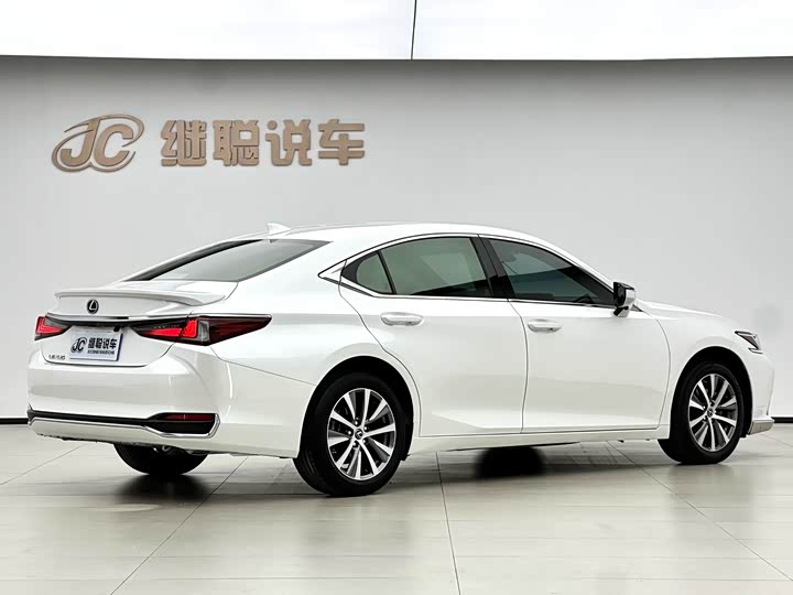 Фото 5 - Lexus ES