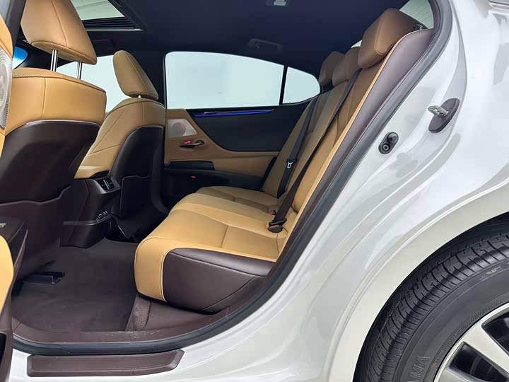 Фото 6 - Lexus ES