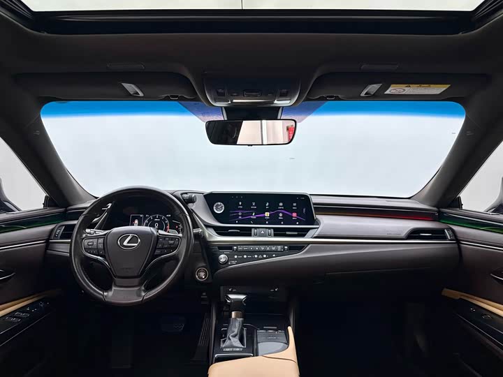 Фото 7 - Lexus ES