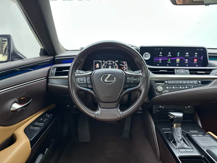 Фото 8 - Lexus ES