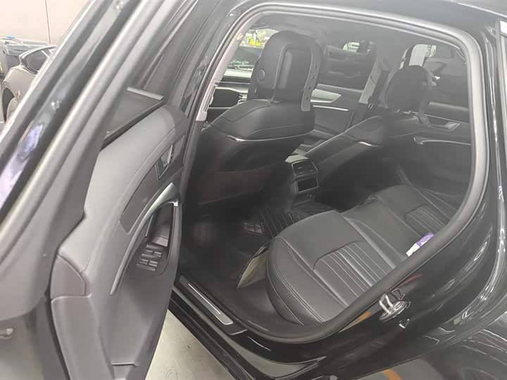 Фото 6 - Audi A6L