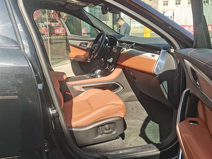 Фото 8 - Jaguar F-Pace