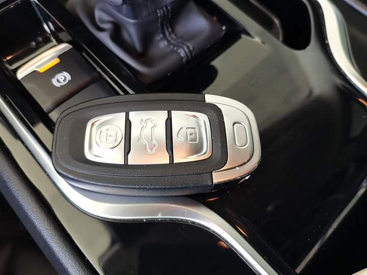 Фото 9 - Hongqi E-QM5