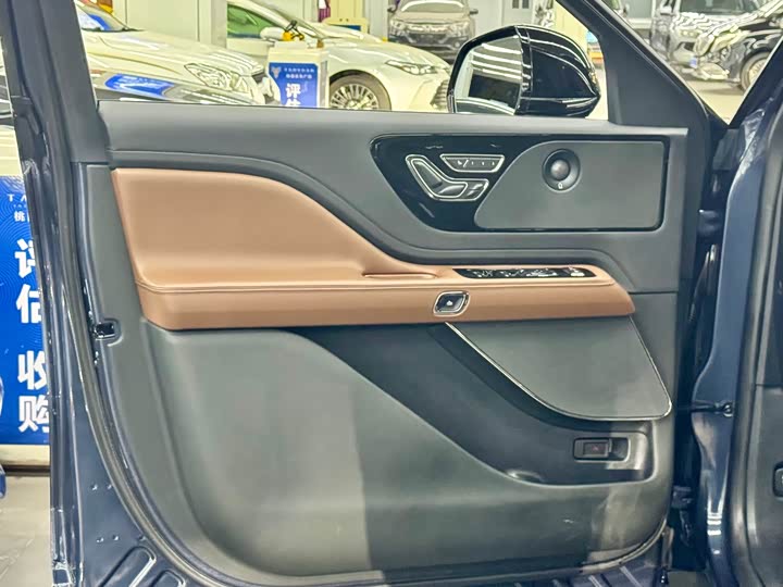 Фото 6 - Lincoln Aviator