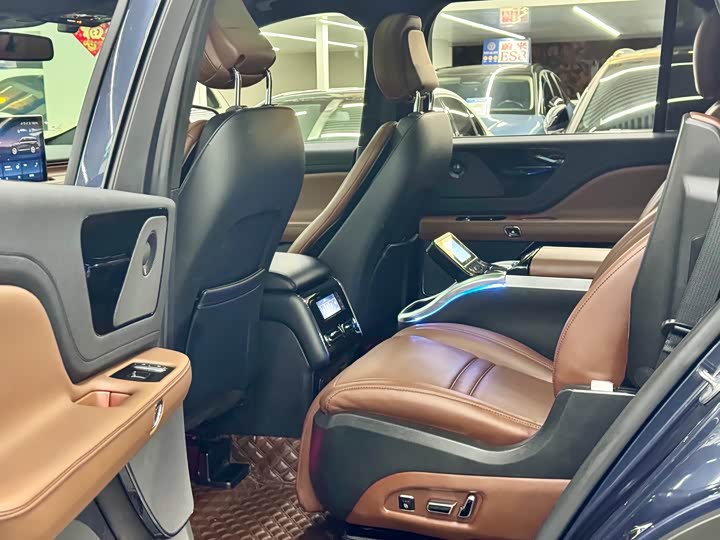Фото 7 - Lincoln Aviator