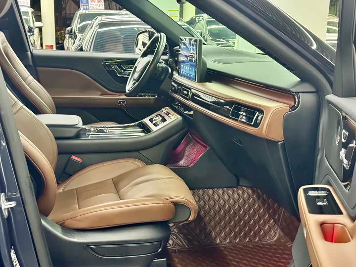 Фото 8 - Lincoln Aviator